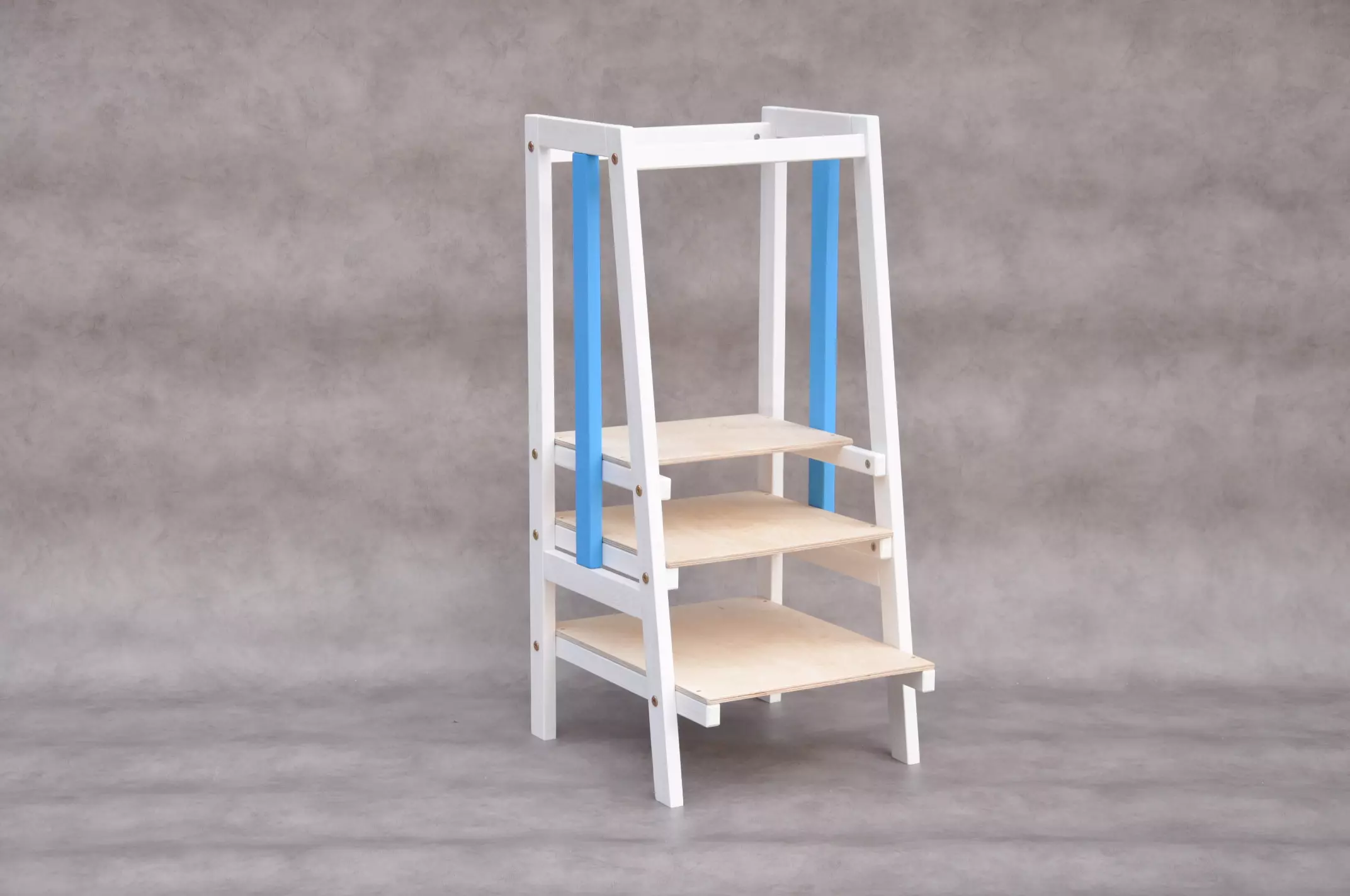 Sgabello torre bambini in legno Stripe Mediterraneo — torre montessoriana bianca con riga blu in pino massello, sponde su tutti i lati da 12 mesi
