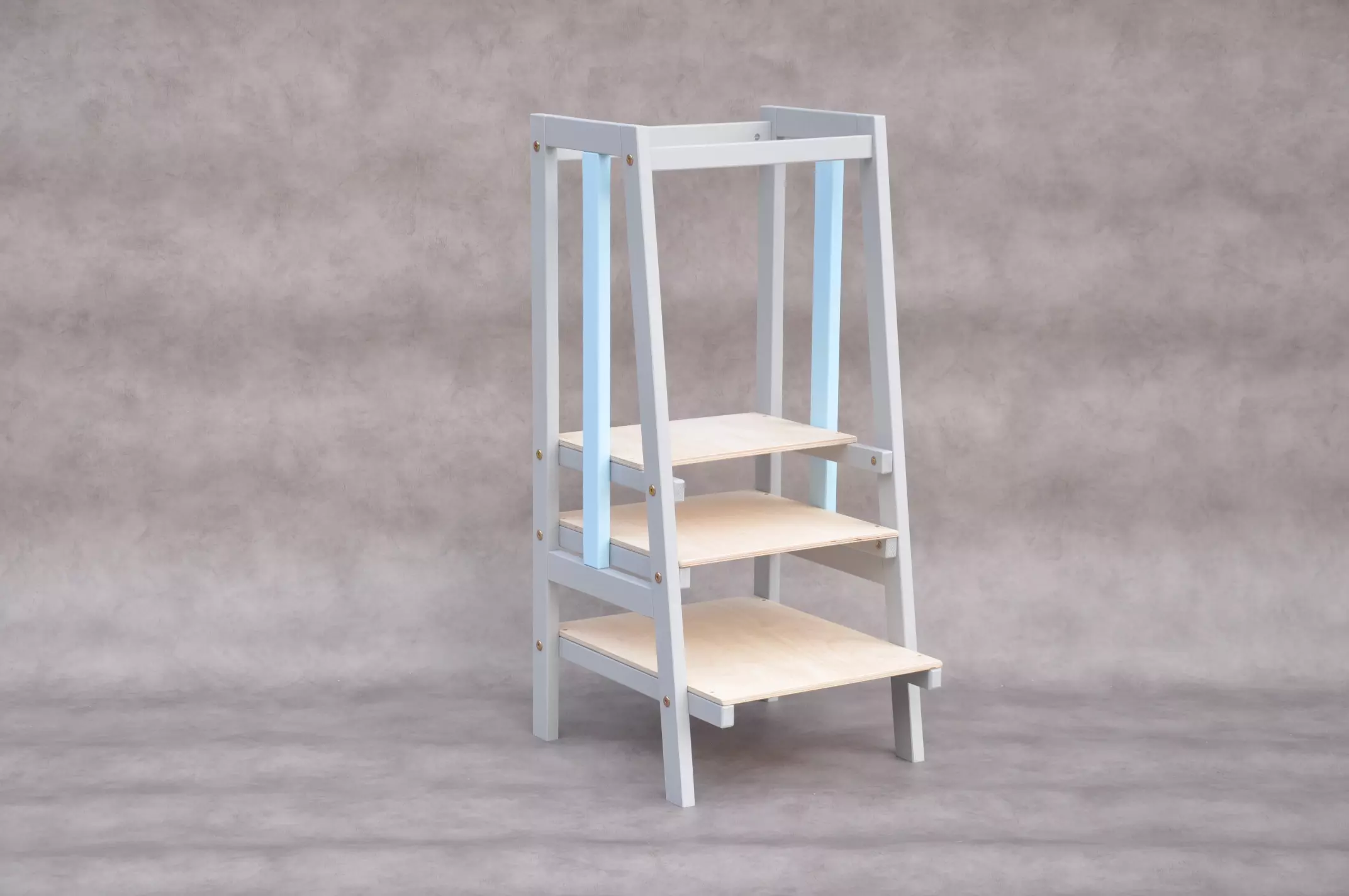 Sgabelli montessori Stripe Grigio Azzurro — torre montessoriana grigia con riga azzurro baby e sponde protettive su tutti i lati da 12 mesi